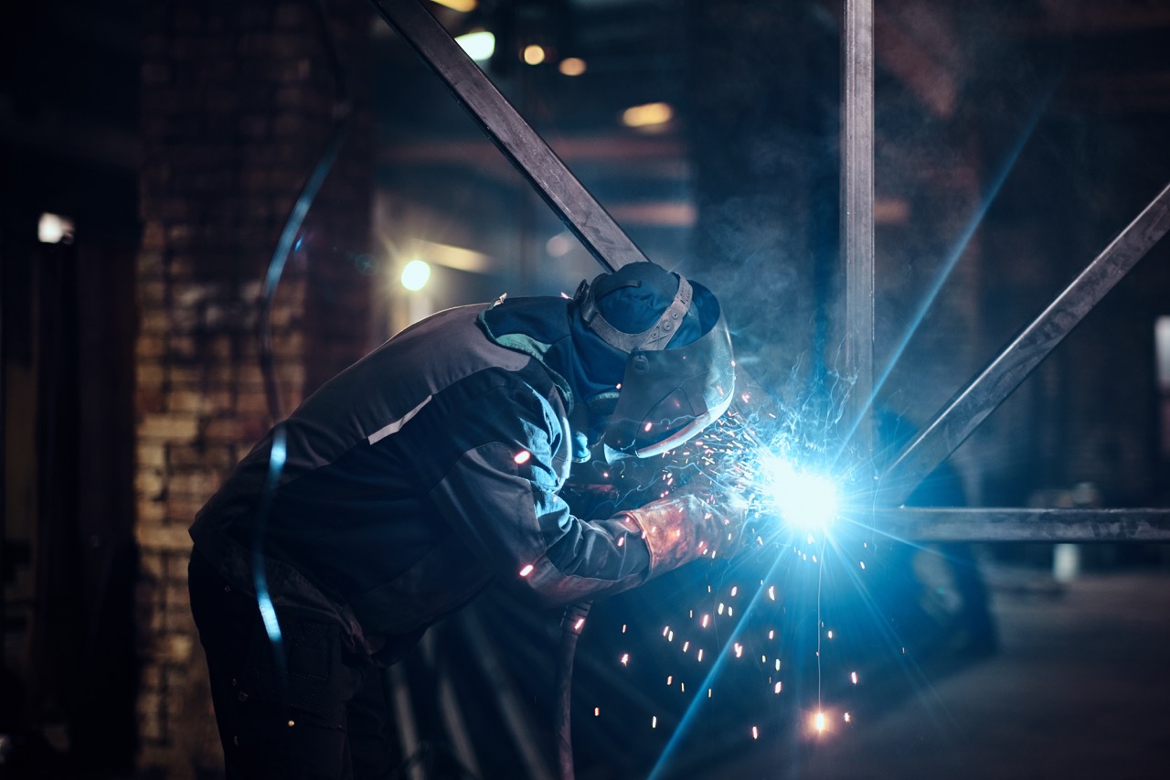 Ana Sayfa 1 Buyuk welding work with metal construction busy metal factory